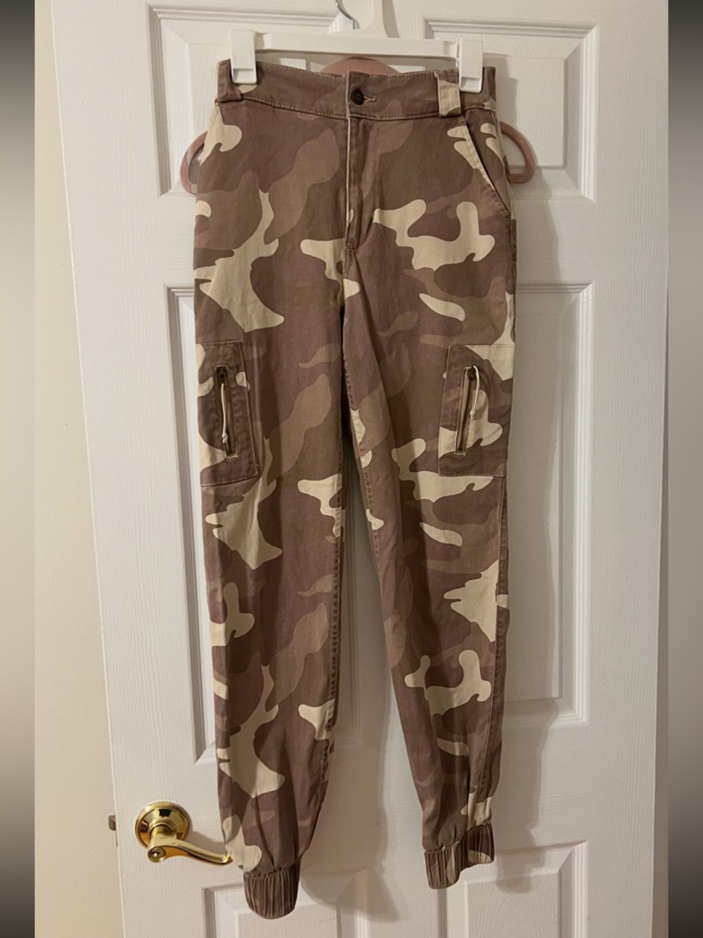 Hollister Women's Tan and Cream Camo Cargo Pants